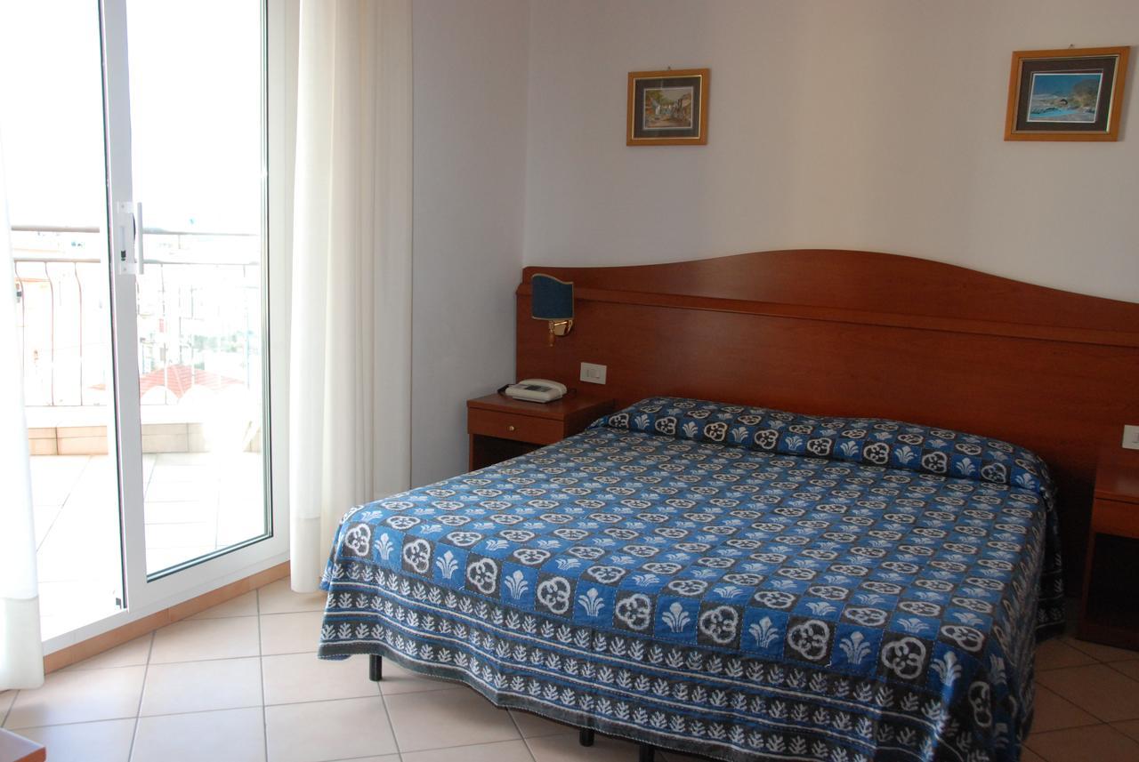 Hotel Tritone Laigueglia Exterior foto